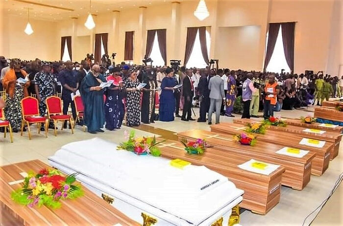 Родственники на похоронах жертв нападения на церковь 5 июня 2022 г. в Ово, шт. Ондо. Фото: католическая епархия Ондо