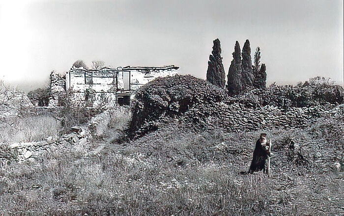 Отец Иулиан косит траву на арсане Продрома, 1988 г.