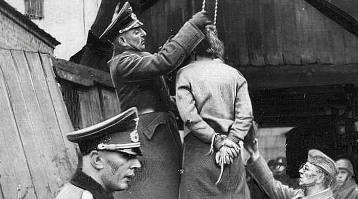 An execution of a Russian woman by the SS. Photo: RF Ministry of Defense.