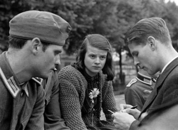Από αριστερά προς τα δεξιά: Χανς Σολ, Σοφί Σολ, Κρίστοφ Προμπστ. Η φωτογραφία είναι του 1942 (urmindace. com)