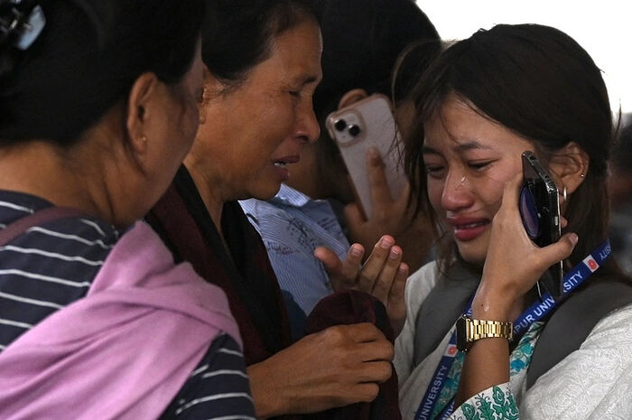 Женщина плачет в аэропорту города Импхал, пытаясь спастись от взрыва этнического насилия в штате Манипур на северо-востоке Индии. Около 23 000 человек стали беженцами, погибли по меньшей мере 58 человек. Фото: АРУН САНКАР/AFP Getty Images