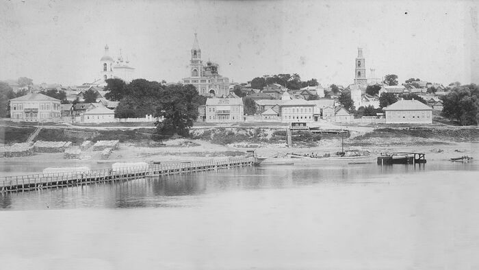 Никольская церковь, напротив которой начинается наплавной мост через реку Оку. Фотография до 1917 г. 