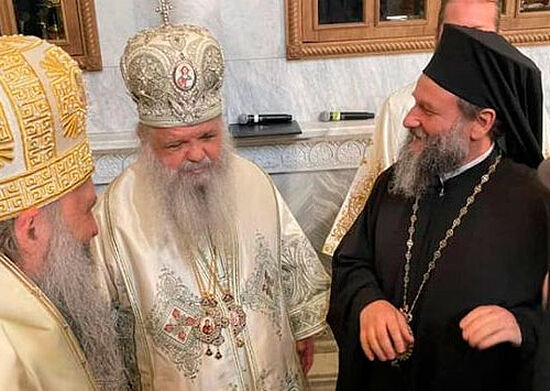 Abp. Stefan, primate of the MOC (center), Met. Jovan, previously of the SOC’s Ohrid Archbishopric (right). Photo: blagovest-info.ru
