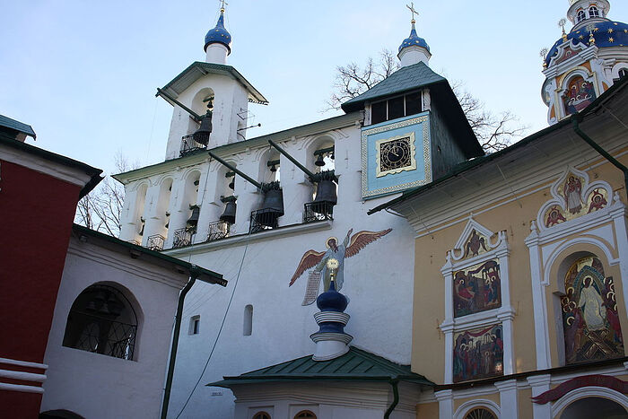 Ange sur le beffroi du monastère de Pskov-Pechersk