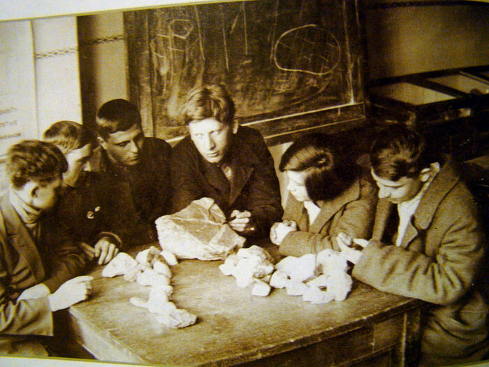 Ташкент, 1935 год. Константин Николаевич Вендланд ведет занятия по петрографии со студентами Ташкентского Индустриального института
