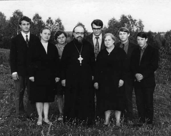 Ο πατήρ Ανατόλιος Πραβντολιούμποβ με τα παιδιά του