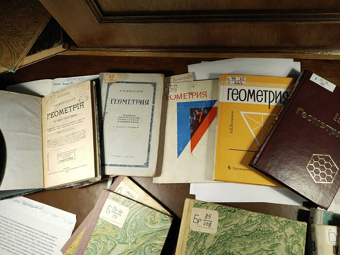 Некоторые русские школьные учебники по геометрии: царские, советские и современные; разложила в хронологическом порядке