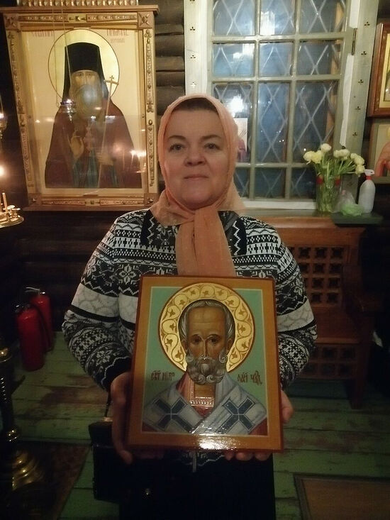 Наталья с иконой свт. Николая Чудотворца, которую она написала в «Русской иконописной школе»