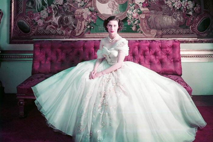 Η πριγκίπισσα Μαργαρίτα με φόρεμα από τον Κριστιάν Ντιόρ. Φωτογραφία: Σεσίλ Μπιτόν, Μουσείο Βικτώριας και Αλβέρτου, Λονδίνο.