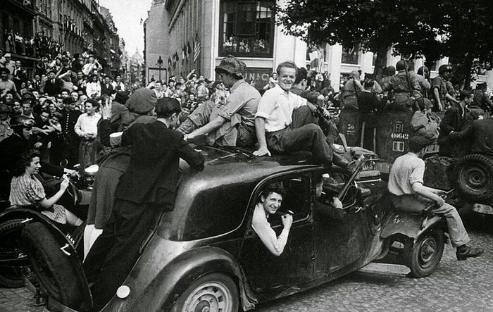 Πολεμιστές της Αντίστασης και Γάλλοι στρατιώτες γιορτάζουν την απελευθέρωση του Παρισιού, Αύγουστος του 1944. Φωτογραφία: Ρομπέρ Κάπα / https://nikolai-endegor.livejournal.com/