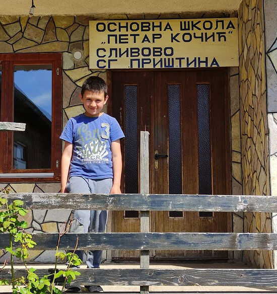 Никола Станкович у входа в школу