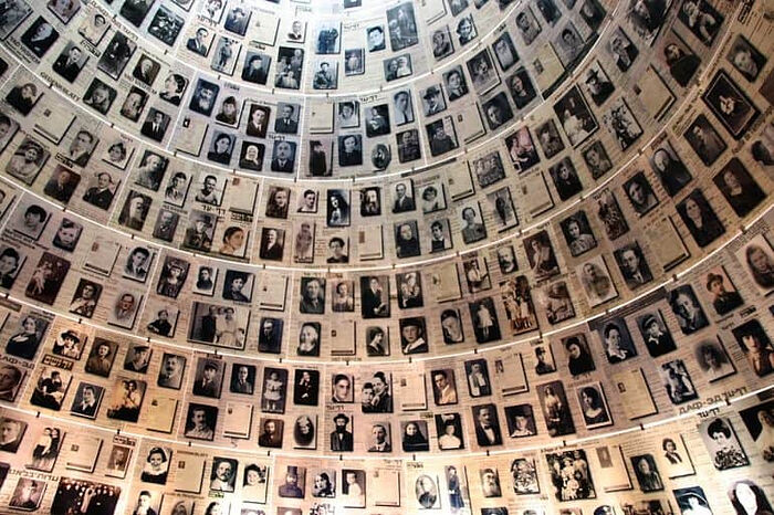 Η δεντροστοιχία των δικαίων στον κήπο του Γιαντ Βασέμ, το μνημείο του Ολοκαυτώματος στα περίχωρα της Ιερουσαλήμ,— στη μνήμη εκείνων που βοήθησαν τους Εβραίους κατά τη διάρκεια της πιο βάναυσης γενοκτονίας πριν από μισό αιώνα. Μεταξύ αυτών είναι η μοναχή Μαρία (Σκομπτσόβα) και ο ιερέας Ντμίτρι Κλεπίνιν.