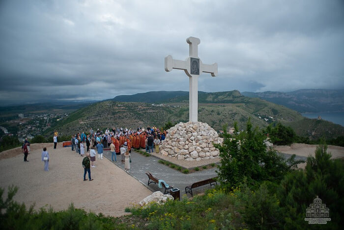 На горе Таврос в Балаклаве освятили поклонный крест