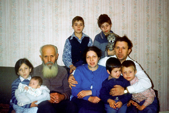 Валерий Бояринцев с отцом, женой и детьми