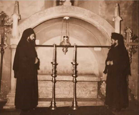 У могилы св. Штефана Великого, монастырь Путна, 1960 г.
