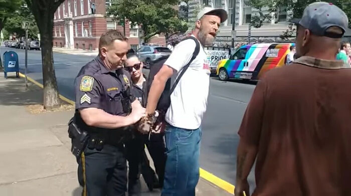 Полицейский берет под стражу уличного проповедника Деймона Аткинса во время гей-парада в Рединге, шт. Пенсильвания. Фото: YouTube
