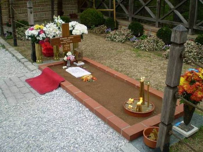 Ο τάφος του Αγίου Παϊσίου στη Σουρωτή