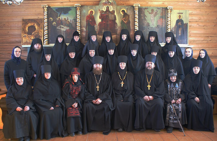 Сестры Казанского Трифонова женского монастыря с духовенством