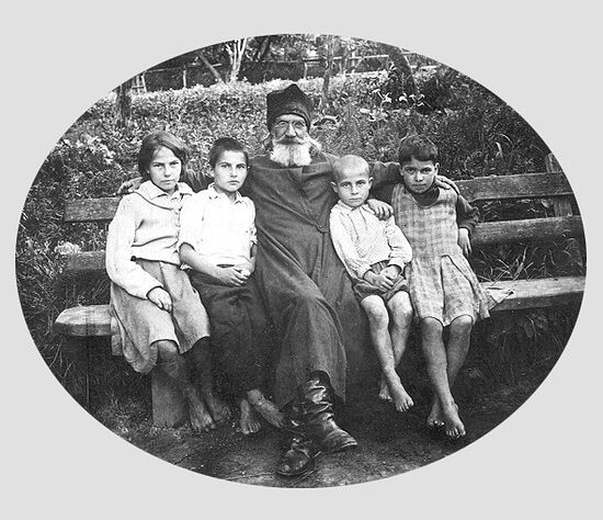 Archpriest Alexander Parusnikov with younger children