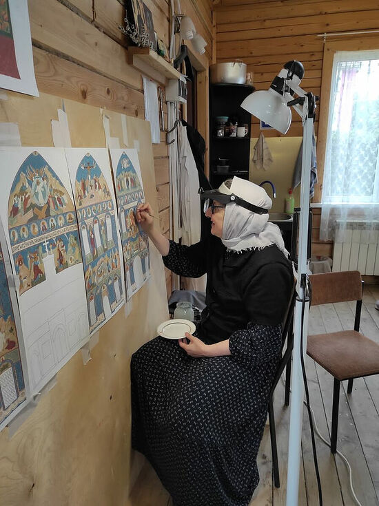 Монахиня Ксения (Устинова) за работой
