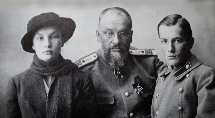 Доктор Е.С. Боткин с детьми Татьяной и Глебом, 1918 год