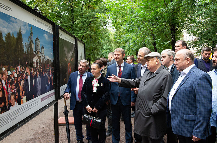 При участии Финансово-хозяйственного управления открылась фотовыставка «Храму быть. Москва созидает святыни и хранит традиции»