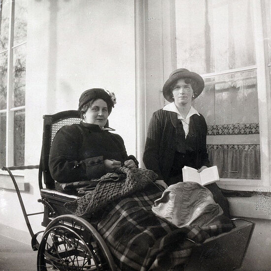 Анна Вырубова на прогулке в инвалидной коляске с великой княжной Ольгой Николаевной, 1915—1916