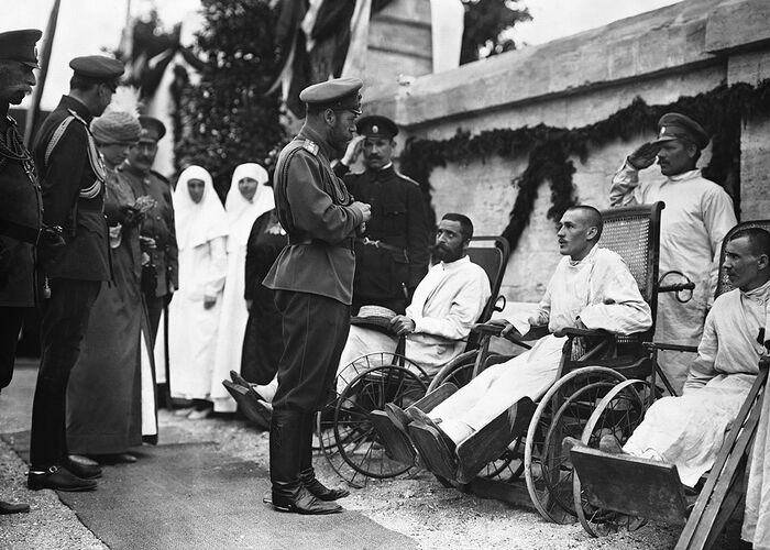 Государь Император Николай II общается с раненными. Первая мировая война.