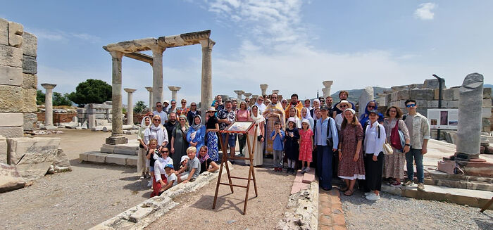 Богослужение на месте упокоения святого Иоанна Богослова в Эфесе