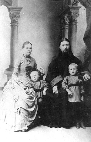 Владимир Троицкий (крайний справа) с родителями и братом. Ок. 1890 г.