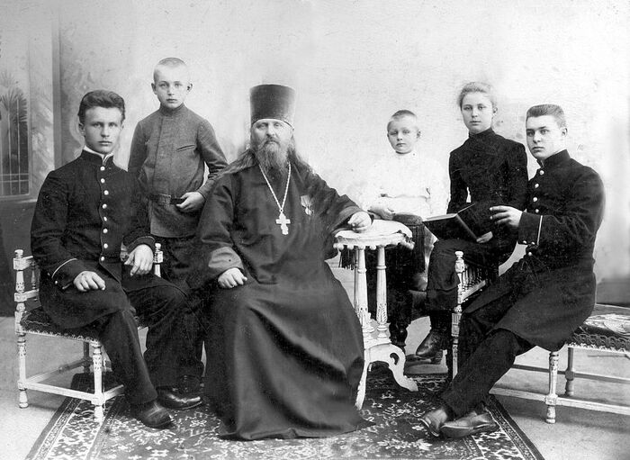 Владимир Троицкий (крайний слева) с отцом, братьями и сестрами. 1900-е гг.