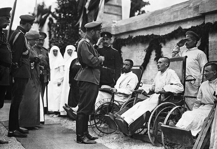 Цар Николај II разговара с рањеницима. Први светски рат.