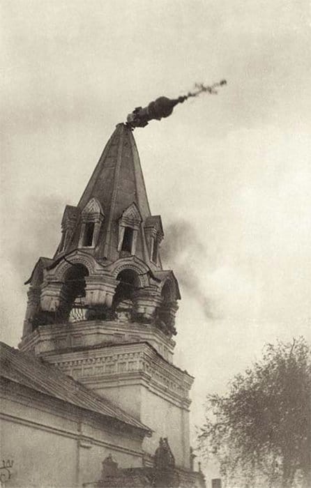 Η Εκκλησία του Αγίου Νικολάου του «Απόκεντρου[1]» στο Μούρομ (περιοχή Βλαντίμιρ). Έκρηξη του καμπαναριού. 1930