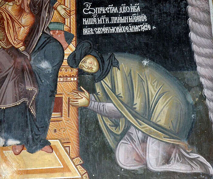 Η μοναχή Αναστασία γονατίζει προσευχόμενη μπροστά στο θρόνο της Υπεραγίας Θεοτόκου. Μονή Στουντένιτσα. Φωτογραφία: Ιερομόναχος Ιγνάτιος (Σεστακόφ)
