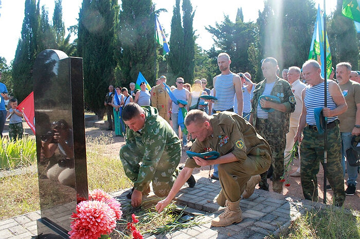 Крымские десантники почтили память своих товарищей