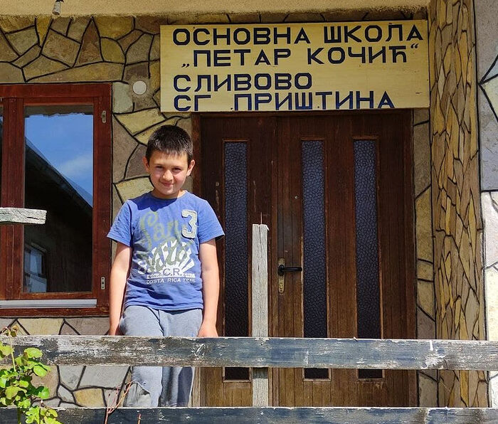 Ο Νικόλα Στάνκοβιτς δίπλα στην είσοδο του σχολείου