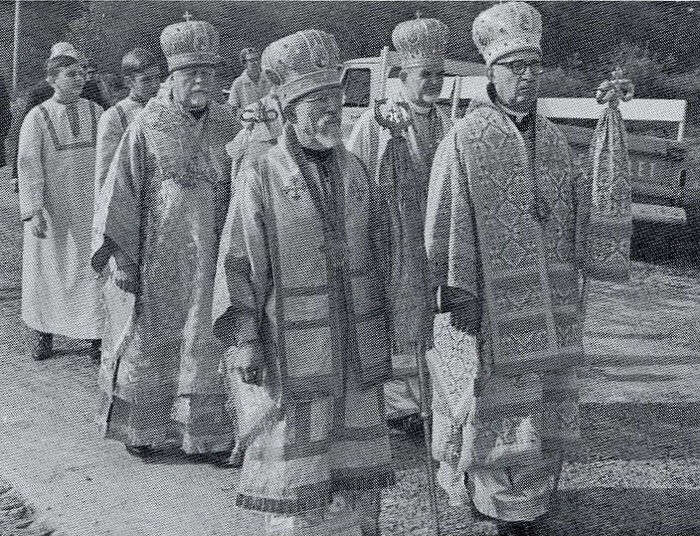 Hierarchs in procession to the consecration services at the monastery in 1968. Left to right are Metropolitan Ireney (Primate of the Metropolia), Bishop Amvrossy of Pittsburgh (Metropolia), Greek Bishop Gerasimos, Bishop Valerian of ROEA. Photo: oca.org