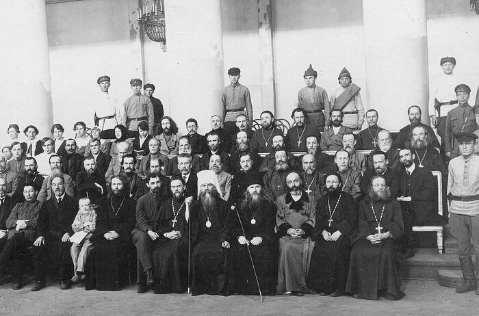 Η τελευταία φωτογραφία των κατηγορουμένων με επικεφαλής τον Μητροπολίτη Βενιαμίν, πριν από την καταδίκη στις 5 Ιουλίου 1922.