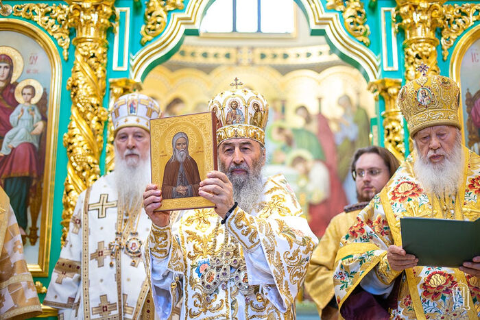 Met. Onuphry was gifted an icon of St. Herman of Alaska by the OCA delegation. Photo: news.church.ua