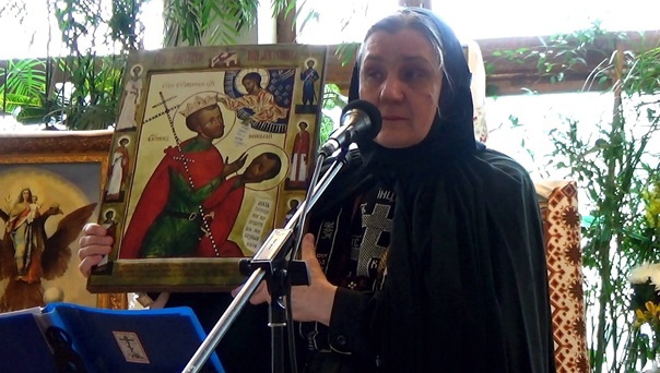 Схимонахиня Николая (Гроян) с неканоничной иконой «Царя-искупителя»