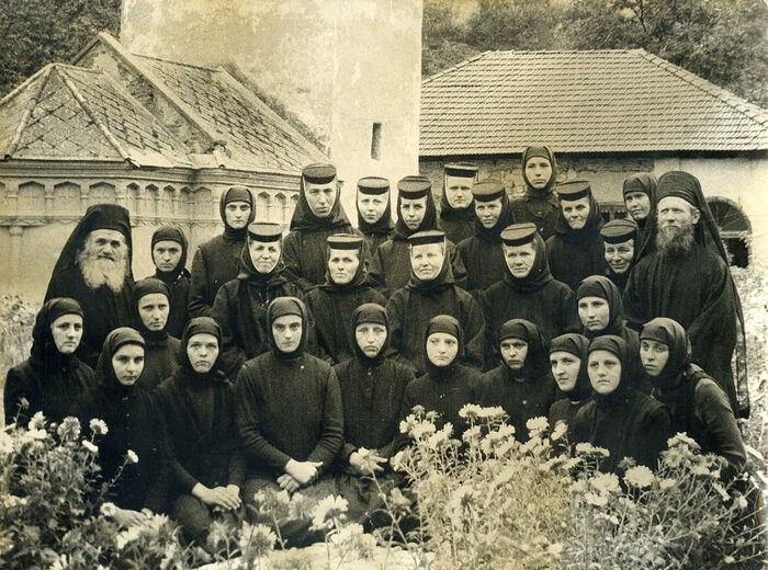 Отец Дометий (справа) с насельницами монастыря Рымец