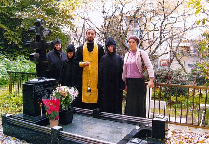 Ноябрь 2009 г. На могиле архиепископа Николая в Йокогаме. Панихиду служил иерей Олег (Дикмаров) из Владивостока