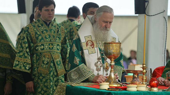 Abp. Theognost celebrating the late Liturgy. Photo: savvastor.ru