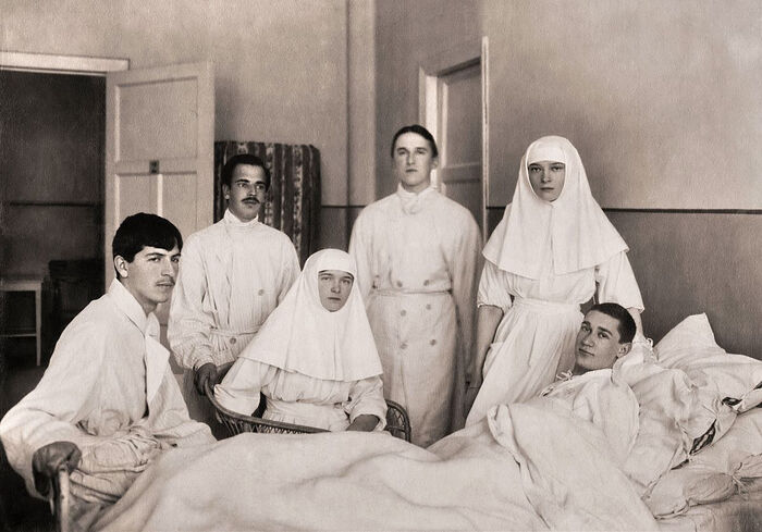 Οι Μεγάλες Δούκισσες Όλγα και Τατιάνα με τραυματίες πολέμου στο Στρατιωτικό Νοσοκομείο του Τσάρσκοε Σελό. Α΄ Παγκόσμιος Πόλεμος.