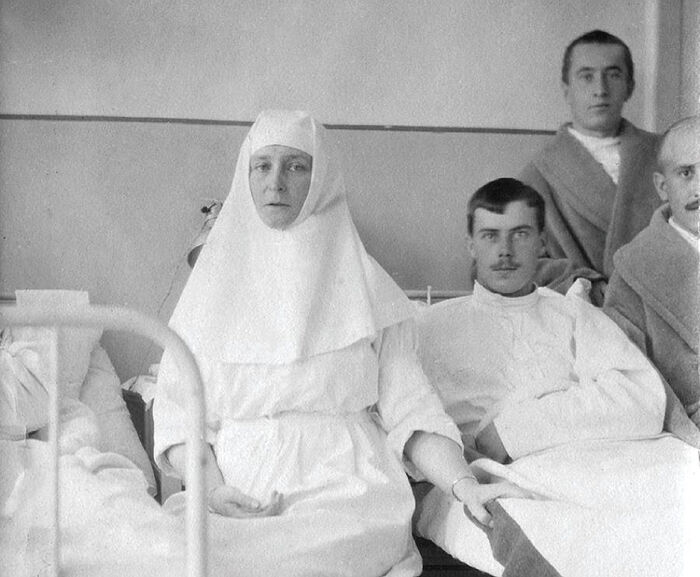 Η αυτοκράτειρα Αλεξάνδρα Φεοντόροβνα με τραυματίες πολέμου στο Στρατιωτικό Νοσοκομείο στο Τσάρσκοε Σελό. Α΄ Παγκόσμιος Πόλεμος.