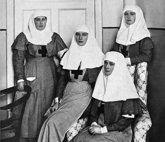Οι νοσηλεύτριες: Η αυτοκράτειρα Αλεξάνδρα, οι μεγάλες δούκισσες Όλγα και Τατιάνα και η κυρία επί των τιμών Άννα Βίρουμποβα. Α΄ Παγκόσμιος Πόλεμος.