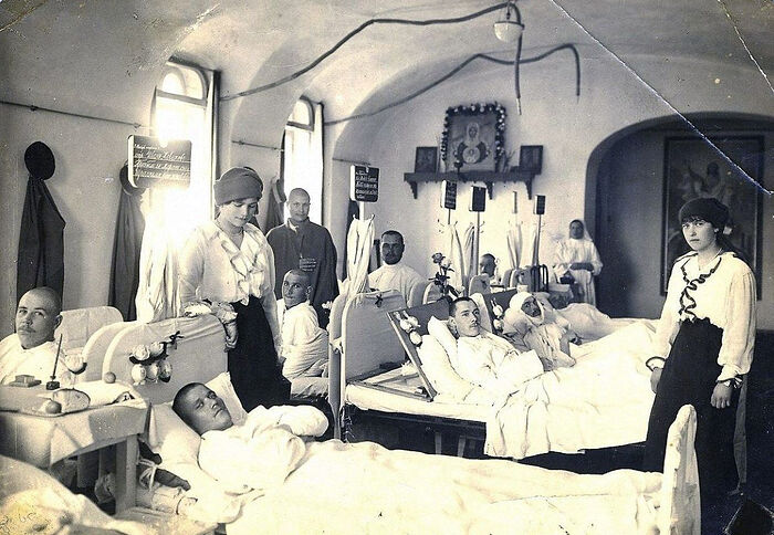 Οι μεγάλες δούκισσες Μαρία και Αναστασία επισκέπτονται τους τραυματίες. Α΄ Παγκόσμιος Πόλεμος.