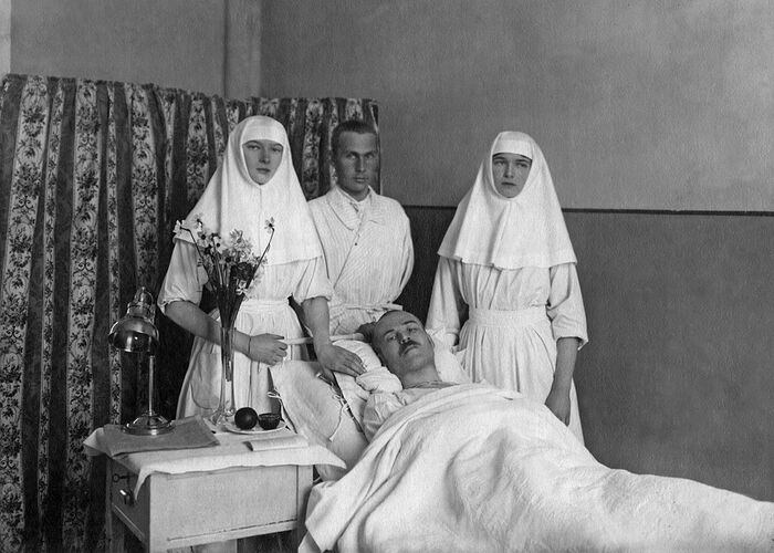Οι μεγάλες δούκισσες Όλγα και Τατιάνα στο Νοσοκομείο του Τσάρσκοε Σελό. Α΄ Παγκόσμιος Πόλεμος.