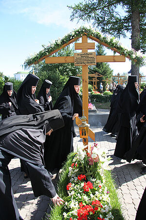 В день памяти игумении Марии (Ушаковой) у ее могилы в Серафимо-Дивеевском монастыре