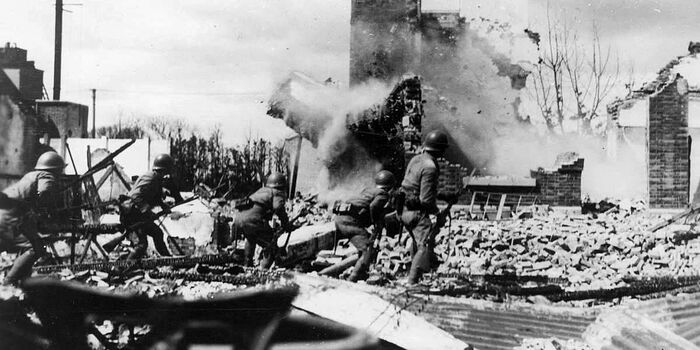 Японские пехотинцы передвигаются по разрушенной улице Шанхая во время боя